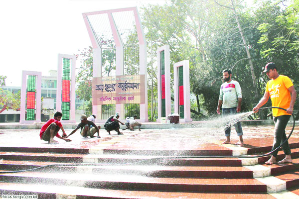 কেন্দ্রীয় শহীদ মিনারে চলছে ধোয়ামোছা