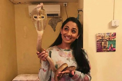 কোবরার সঙ্গে ভিডিও পোস্ট করে ভারতীয় অভিনেত্রী গ্রেফতার 