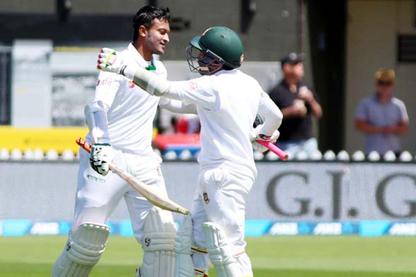লড়াই করেই সাজঘরে সাকিব