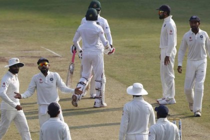 শত রান তুলতেই ৪ উইকেট নেই বাংলাদেশের