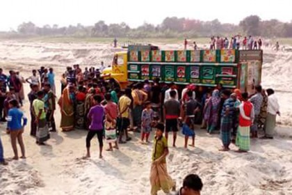 ঝিনাইদহে ট্রাকচাপায় স্কুলছাত্র নিহত