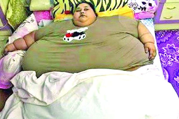 যাত্রীকে বিমান  থেকে নামাতে ক্রেন-লরি!