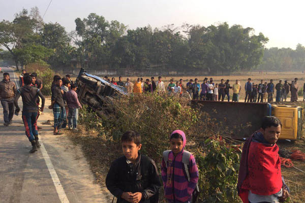 কুলাউড়ায় সড়ক দুর্ঘটনায় নিহত ১, আহত ৩০