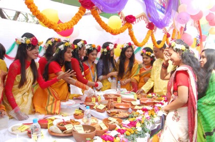 কুমিল্লায় বর্ণিল আয়োজনে বসন্তবরণ
