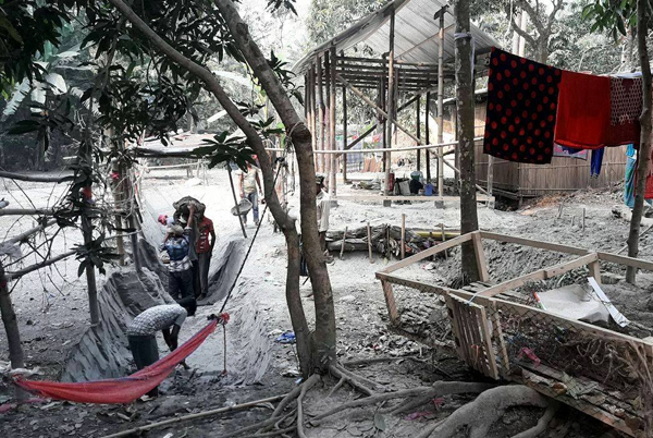 মাদারীপুরে জায়গা দখল করে জোরপূর্বক ঘর নির্মাণের অভিযোগ
