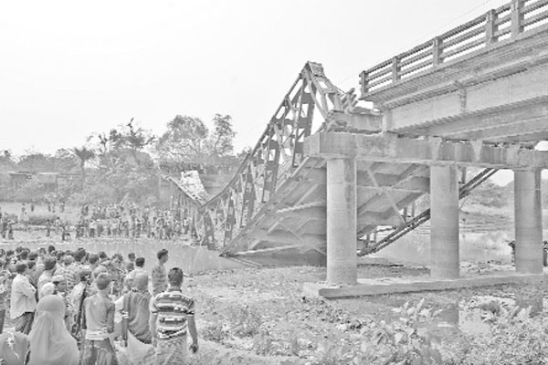 ব্রিজ ভেঙে নদীতে ট্রাক, আহত ৩