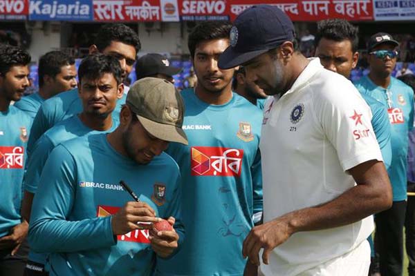 যে কারণে মুশফিকের অটোগ্রাফ নিলেন অশ্বিন!