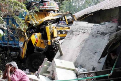 মহাসড়ক থেকে মালবাহী ট্রাক বাড়ীতে, নিহত ১
