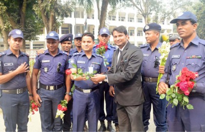মেহেরপুরে ভালোবাসা দিবসে পথচারীদের ফুল দিল পুলিশ