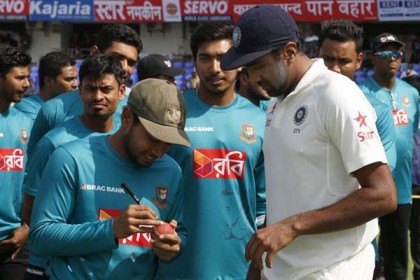 যে কারণে মুশফিকের অটোগ্রাফ নিলেন অশ্বিন!