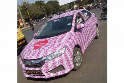 ভ্যালেন্টাইনস ডে'তে চমক ২০০০ টাকার নোটে সাজানো গাড়ি, আটক প্রেমিক!