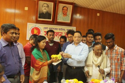 ঝালকাঠিতে ডিসি ও পাখি প্রেমিকদের ফুলের শুভেচ্ছা