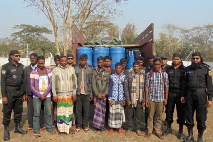 বরিশালে বাগদা চিংড়ির ৬ লাখ রেনুসহ আটক ১৪