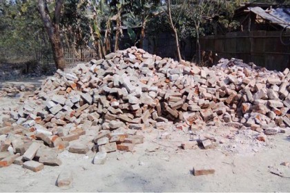সরকারি ব্রিজ ভাঙা ইট-রড নিয়ে গেলেন চেয়ারম্যান