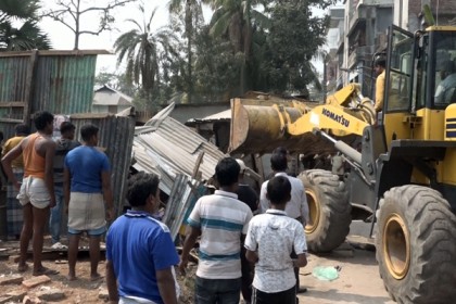 বিসিসির অবৈধ স্থাপনা উচ্ছেদকালে পুলিশের সঙ্গে স্থানীয়দের সংঘর্ষে আহত ৯