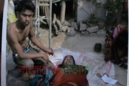 ঠিকানা সমস্যায় মায়ের লাশ নিয়ে সীমান্তে আটকে বাংলাদেশি যুবক
