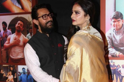 রেখার চিঠি পড়ে কাঁদলেন আমির!