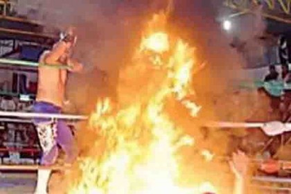 কুস্তির রিংয়েই জ্যান্ত পুড়ে গেলেন কুস্তিগির! (ভিডিও)