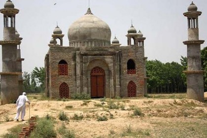 মিনি তাজমহল নির্মাণ করে আলোচনায় ফইজুল