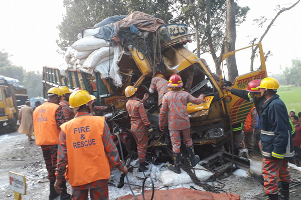 সিরাজগঞ্জে বাস-ট্রাকের মুখোমুখি সংঘর্ষে নিহত ৪