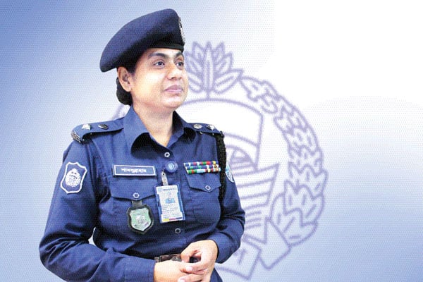 পুলিশ প্যারেড নেতৃত্বে এসপি শামসুন্নাহার