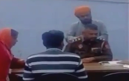 কাজকর্ম ফেলে বডি ম্যাসাজে মজলেন পুলিশ!