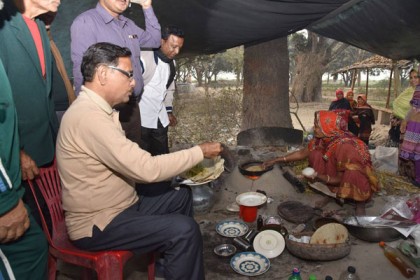 গাছতলায় বসে পিঠা খেলেন মন্ত্রী!

