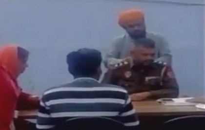 কাজকর্ম ফেলে বডি ম্যাসাজে মজলেন পুলিশ!