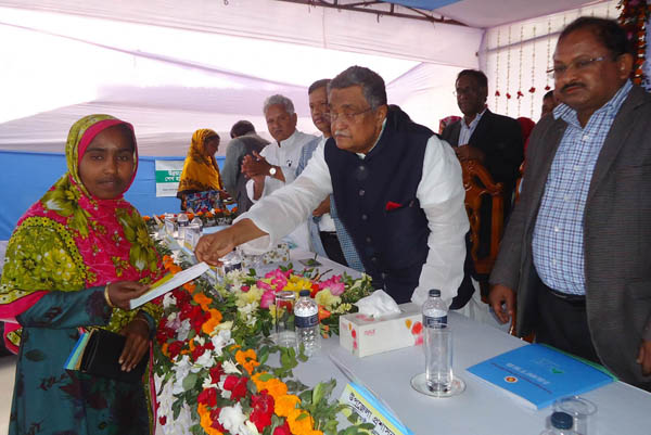 'বঙ্গবন্ধুকন্যা চায় ভিক্ষা দেব, বিএনপি চায় ভিক্ষা নেব'
