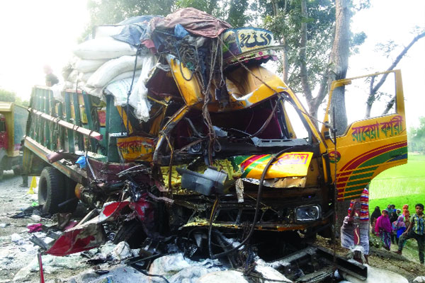 সিরাজগঞ্জে বাস ট্রাক মুখোমুখি নারীসহ নিহত ৫