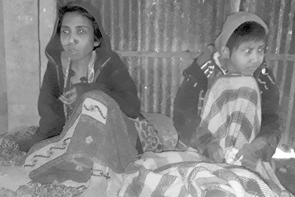 দেড়যুগ ধরে শেকলে বাঁধা দুই বোনের জীবন