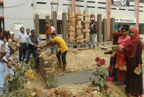 শহীদ মিনার গড়ছে মেহেরপুর মহিলা কলেজের ছাত্রীরা 