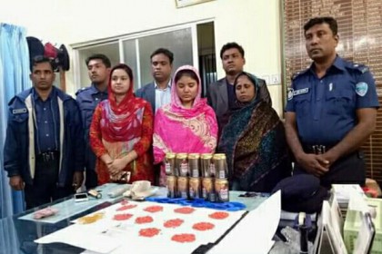 নোয়াখালীতে ১ হাজার ৯শ পিস ইয়াবাসহ দুই নারী আটক