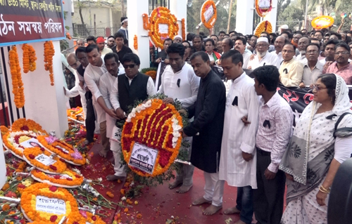 বরিশালে কেন্দ্রীয় শহীদ মিনারে আওয়ামী লীগ-বিএনপি'র শ্রদ্ধা নিবেদন