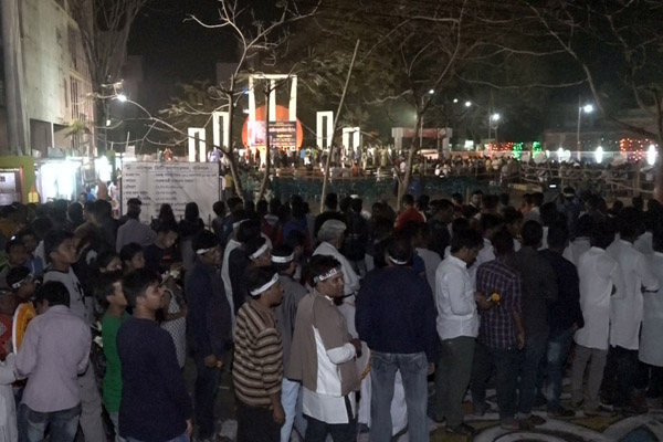 বরিশালে শহীদ মিনারে মানুষের ঢল, কঠোর নিরাপত্তা