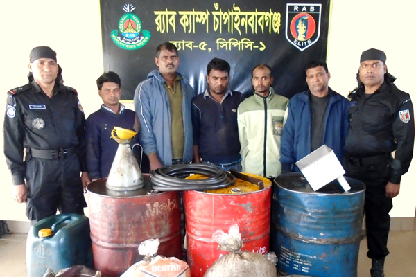 চাঁপাইনবাবগঞ্জে ট্রেনের ডিজেল চুরির দায়ে আটক ৫

