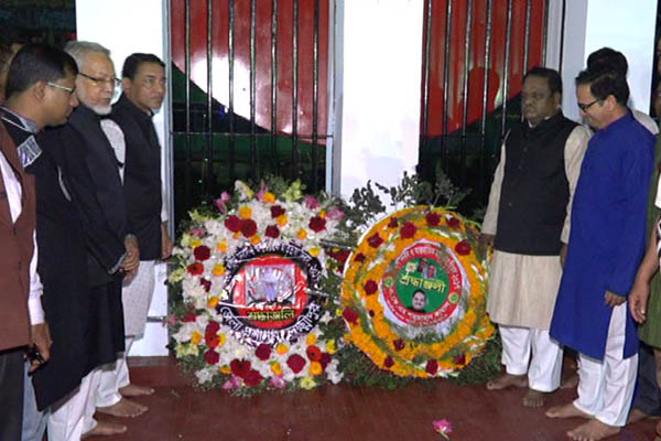 ভাষা শহীদদের প্রতি লক্ষ্মীপুরবাসীর ফুলেল শ্রদ্ধা