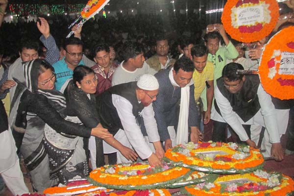 একুশের প্রথম প্রহরে মেহেরপুরে ভাষা শহীদদের প্রতি শ্রদ্ধাঞ্জলি
