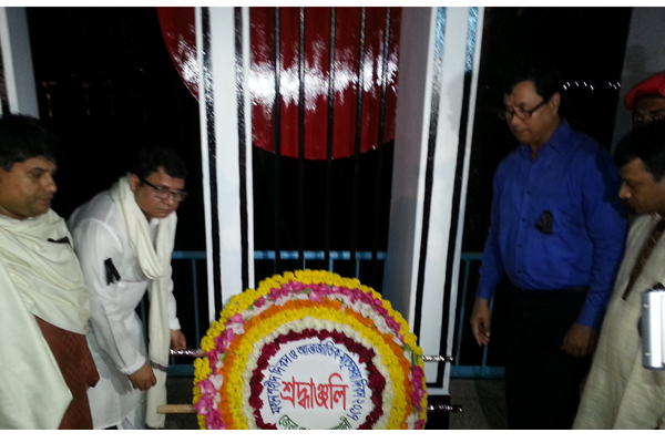 নোয়াখালীতে একুশের প্রথম প্রহরে জনতার ঢল