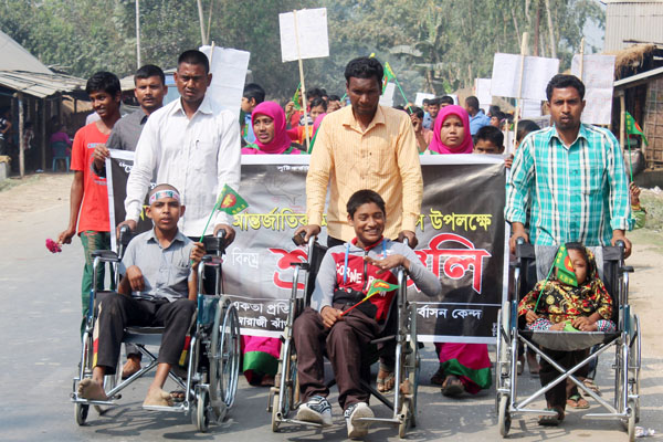 ঠাকুরগাঁওয়ে ভাষা শহীদদের প্রতি প্রতিবন্ধী শিক্ষার্থীদের শ্রদ্ধা 
