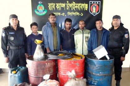 চাঁপাইনবাবগঞ্জে ট্রেনের ডিজেল চুরির দায়ে আটক ৫

