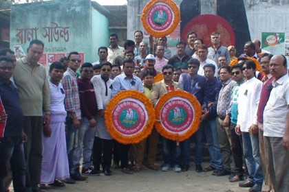 সিরাজগঞ্জে ফুল দিয়ে শহীদদের স্মরণ