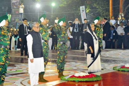 ভাষা শহীদদের প্রতি রাষ্ট্রপতি ও প্রধানমন্ত্রীর ফুলেল শ্রদ্ধা