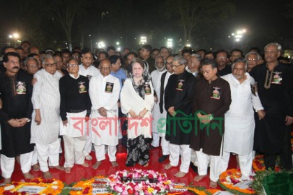 শহীদ মিনারে শ্রদ্ধা জানালেন খালেদা জিয়া