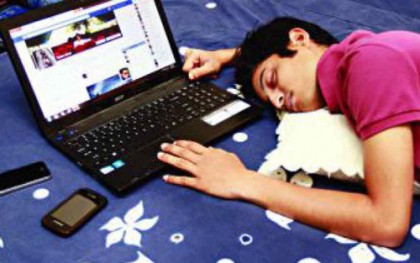 বিছানায় মোবাইল নিয়ে ঘুমান, সাবধান ঘটতে পারে বিপদ