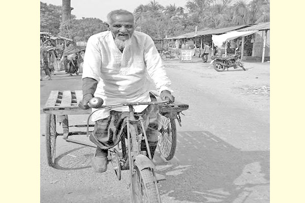 ভ্যানের প্যাডেলে সংসার চলে ৯০ বছরের কাচুর