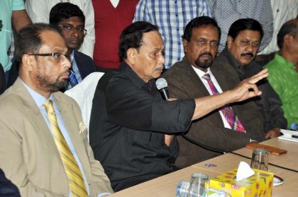 কাদের খান জাতীয় পার্টির কেউ নন : এরশাদ
