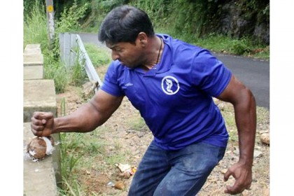 নারিকেল ভেঙে ভারতীয় যুবকের বিশ্বরের্কড