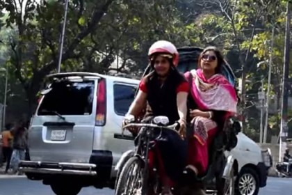 সন্তানদের জন্য রিকশা চালান এক মা! (ভিডিও ভাইরাল)