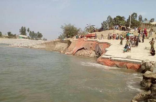 সিরাজগঞ্জে চৌহালী রক্ষা বাঁধে ধস
